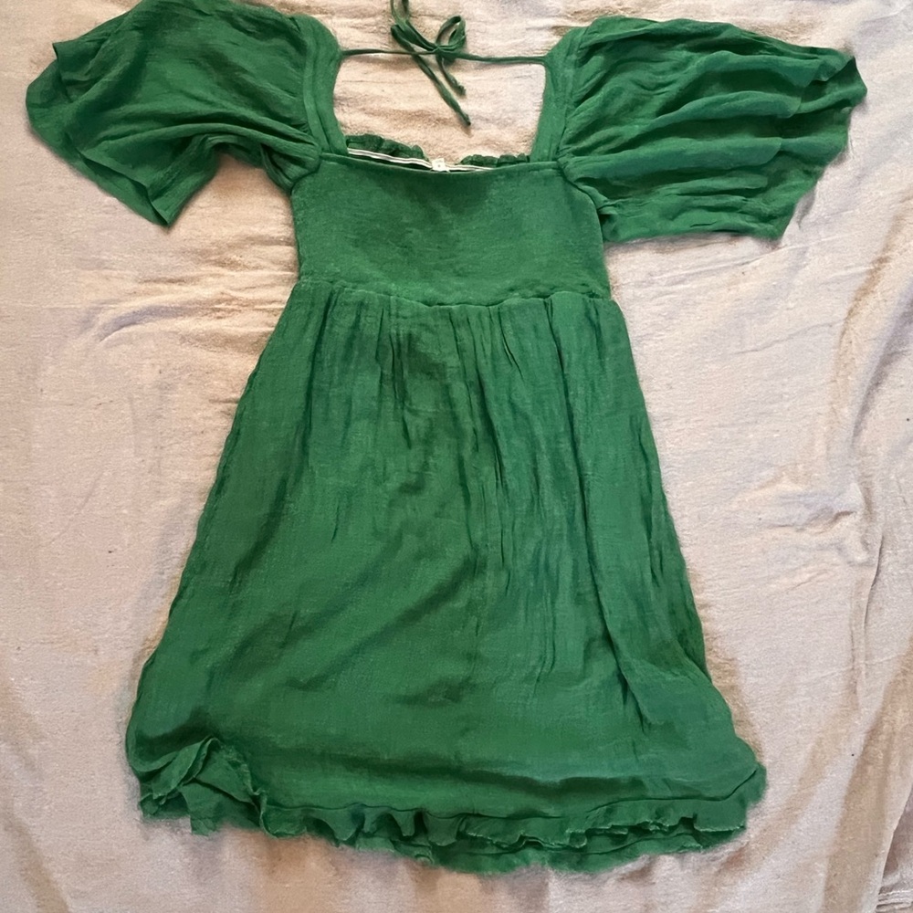 size small. never worn. beautiful green.